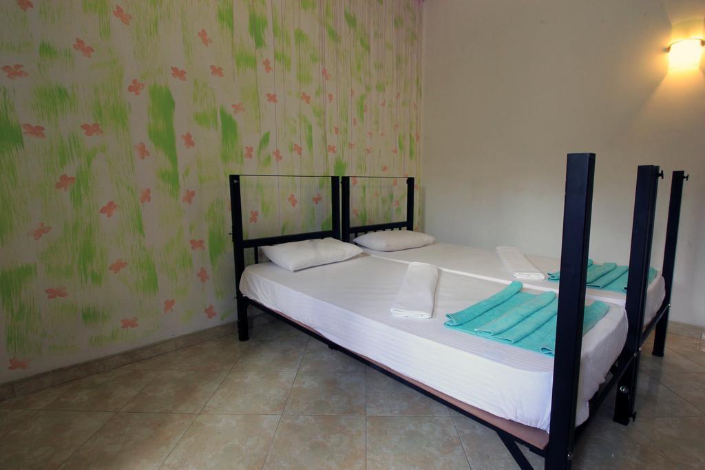 Flipflop Hostel ネゴンボ エクステリア 写真