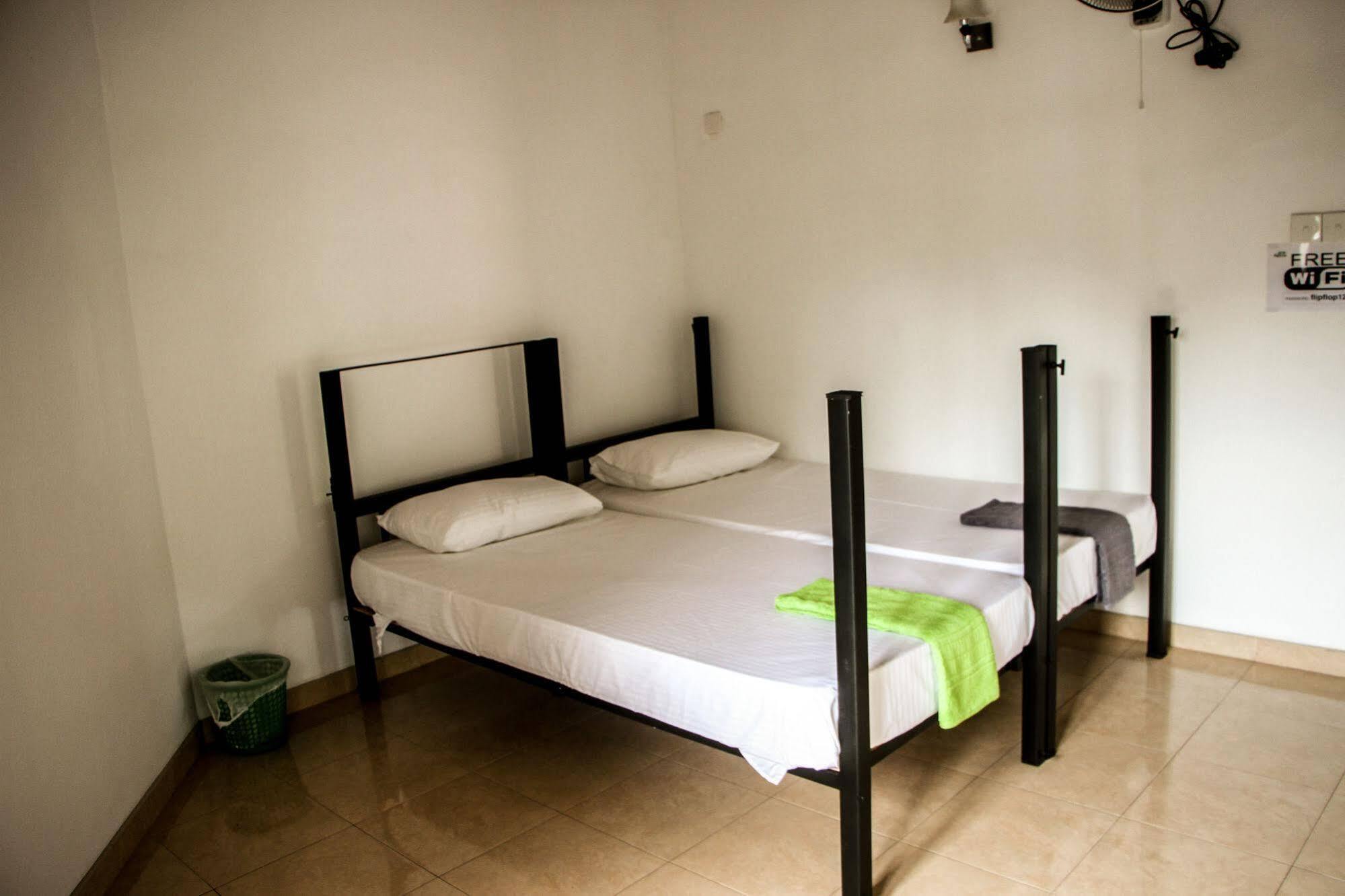 Flipflop Hostel ネゴンボ エクステリア 写真